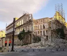 Se derrumba la fachada de un edificio en Centro Habana.