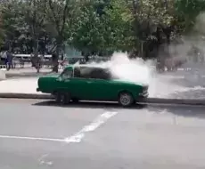 Auto se incendia en La Habana