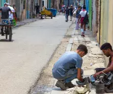Jóvenes cubanos en una calle