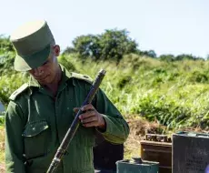 Militares cubanos con armamento
