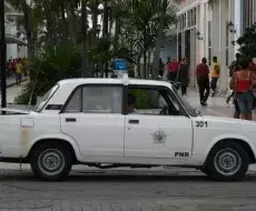 Patrulla de la policía cubana en una calle