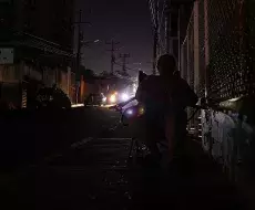 Apagón en Venezuela: casi todo el país sin luz, el régimen denuncia “sabotaje” y el ejército en las calles