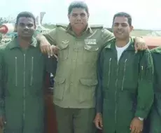 Luis Raúl González-Pardo Rodríguez junto a otros militares cubanos