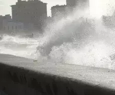 Fuerte oleaje en el malecón de La Habana