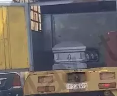 Momento en el que montan el ataúd vacío en un camión