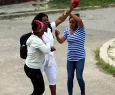 Berta Soler es detenida por dos mujeres este 18 de mayo